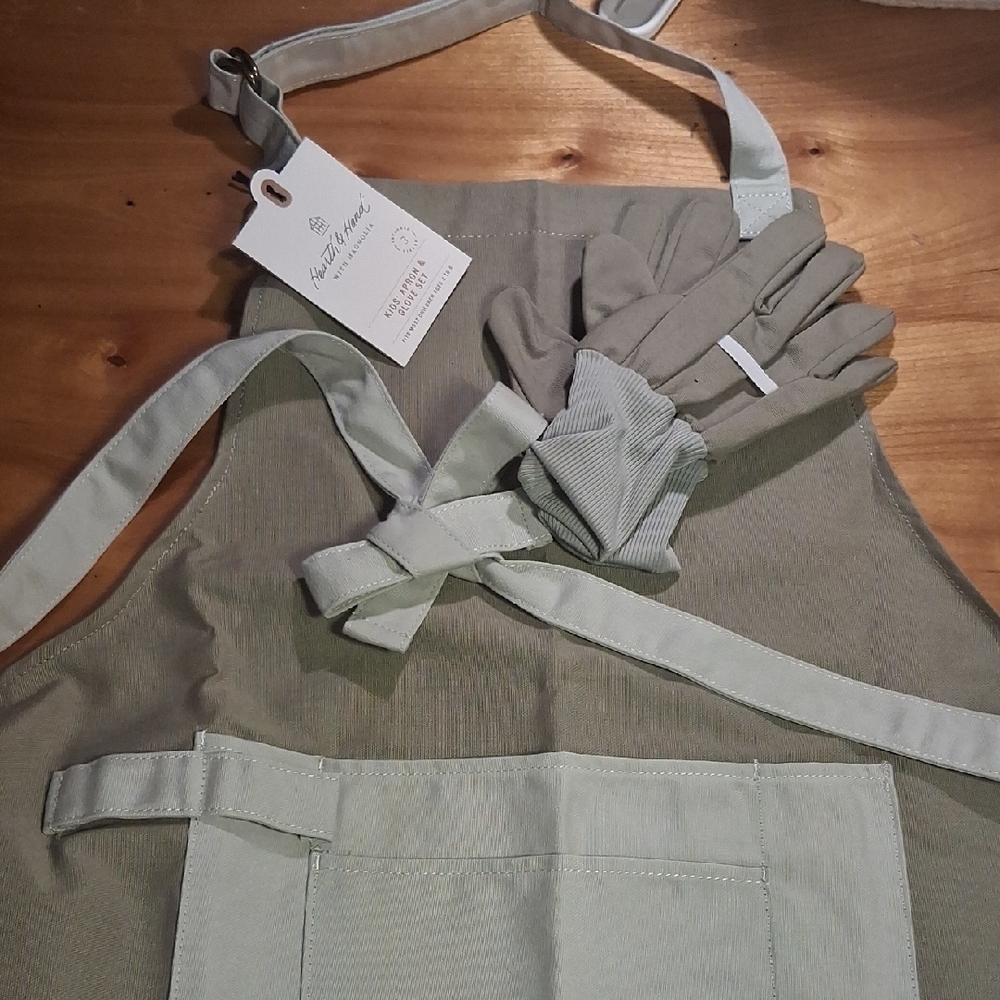 Hearth & Hand Apron And Glove Kids Set